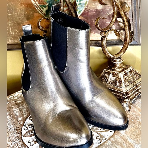 EUC Madden Girl “Barbie” Metallic Silver/Pewter Ankle Faux Leather Boot. Size 7 - Picture 2 of 7